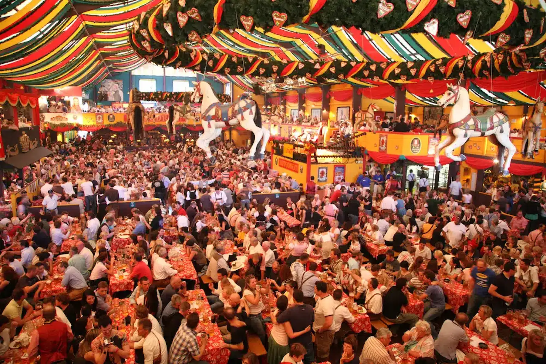Monaco, Oktoberfest: folla eccessiva e guasto tecnico causano momenti di tensione
